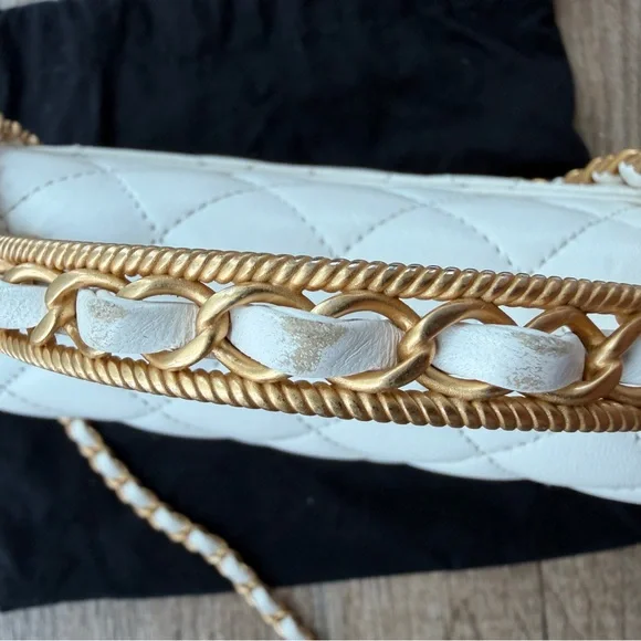 CHANEL Quilted White Shoulder Bag with Gold Hardware - Picture 4 of 16